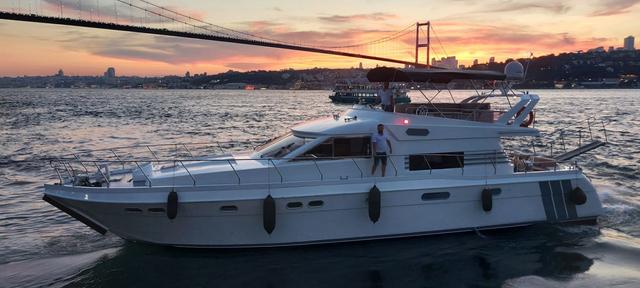 YACHT