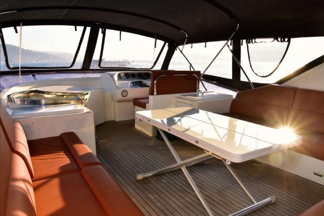 YACHT