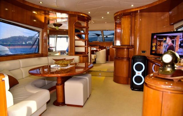 YACHT