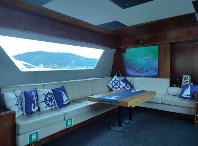 YACHT