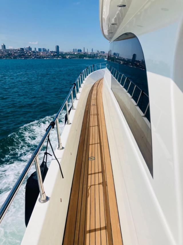 YACHT
