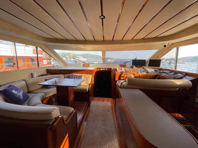 YACHT