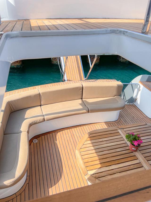 YACHT
