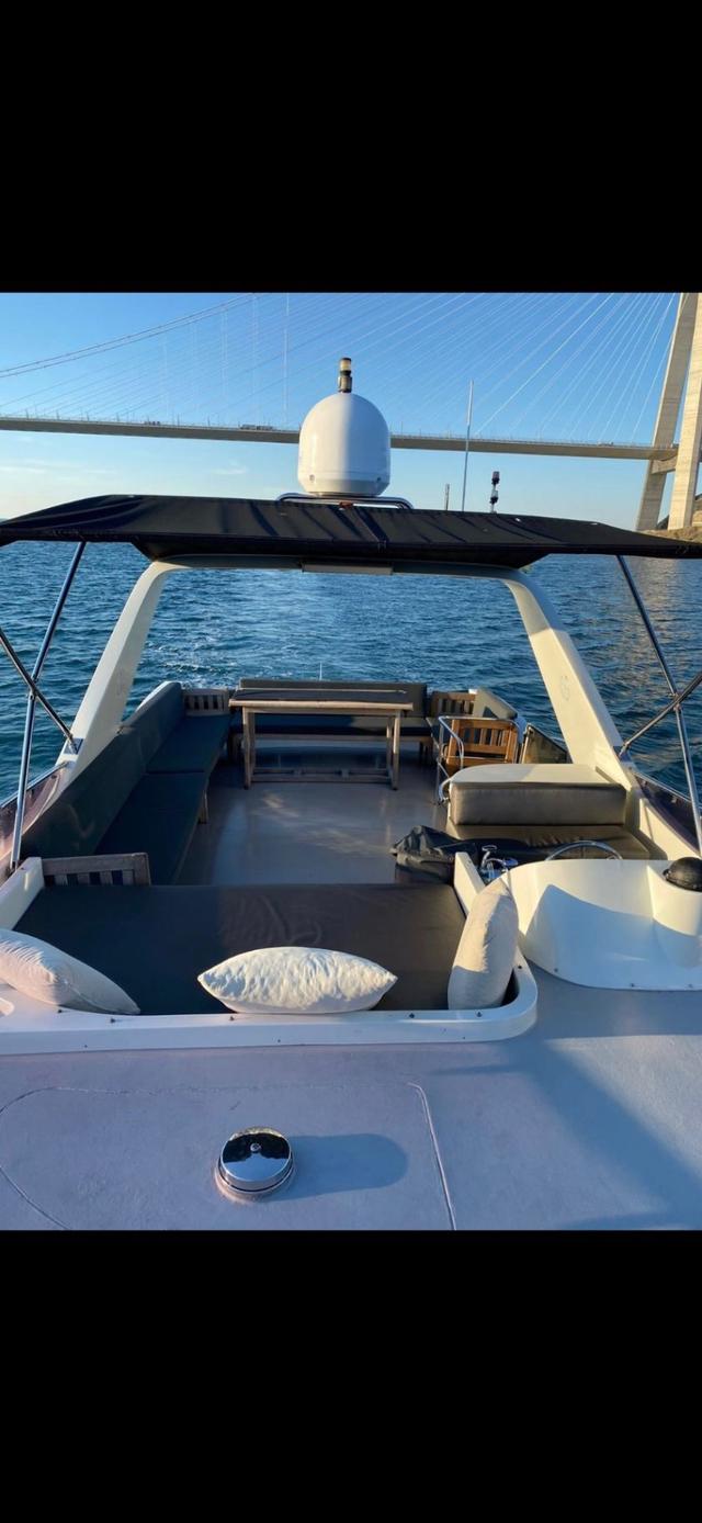 YACHT