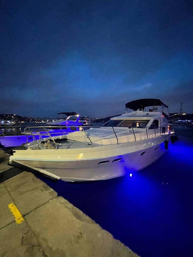 YACHT