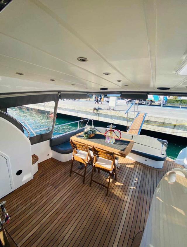 YACHT
