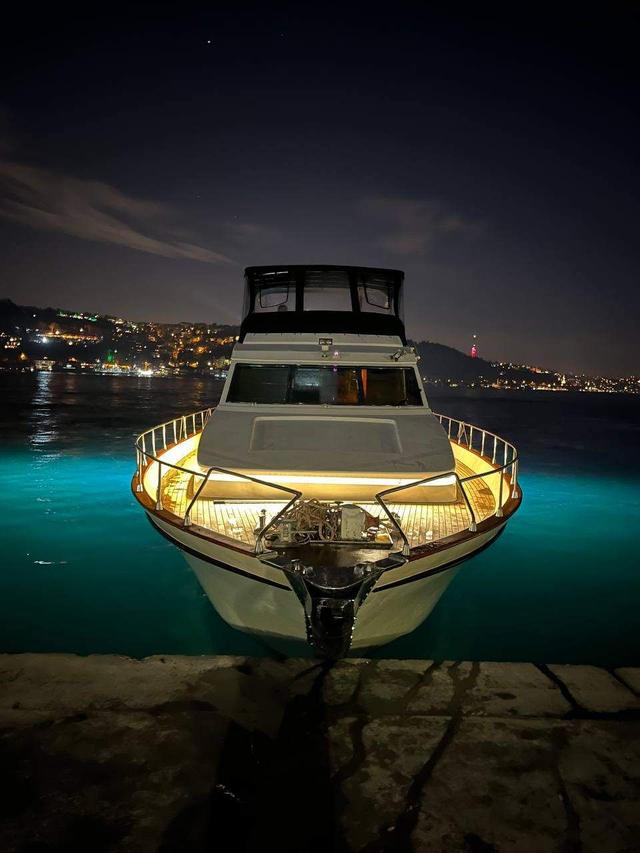 YACHT