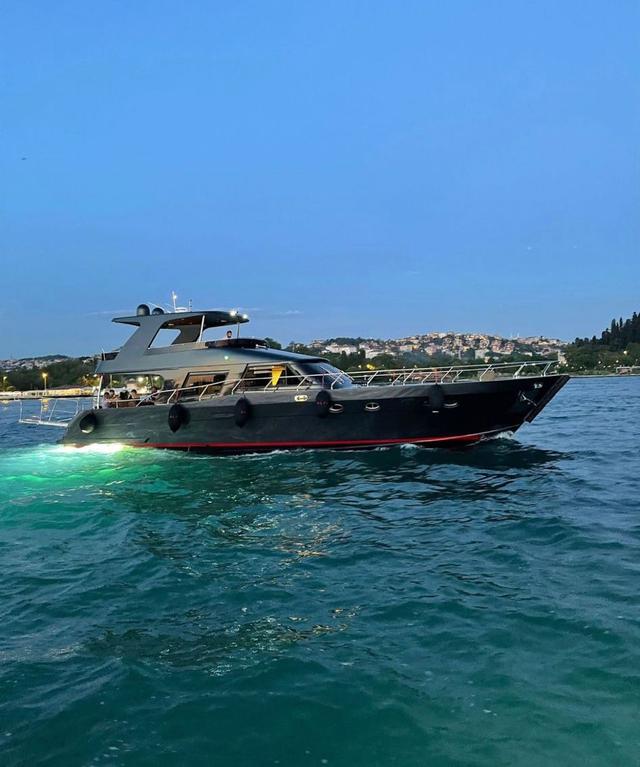 YACHT