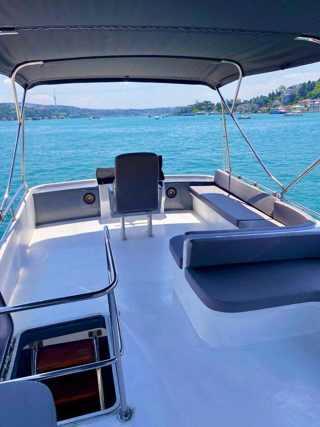 YACHT