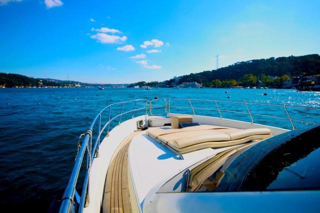 YACHT