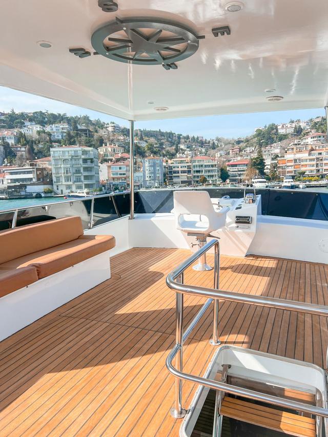 YACHT