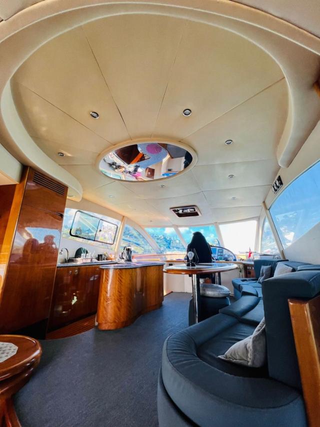 YACHT