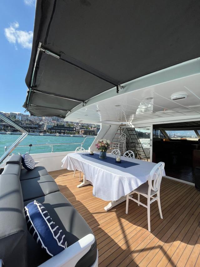YACHT