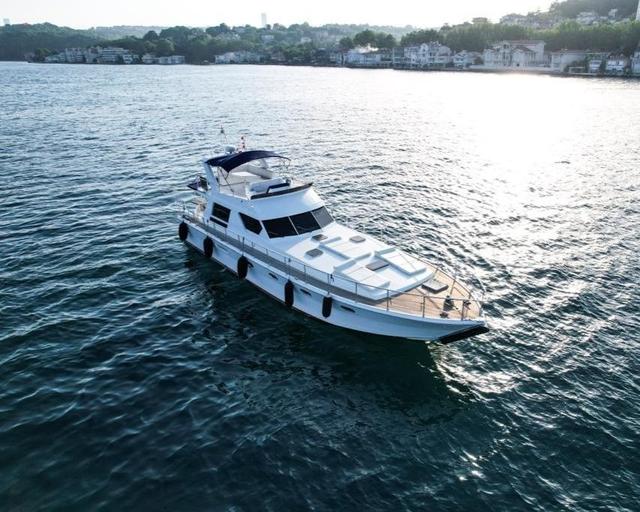 YACHT