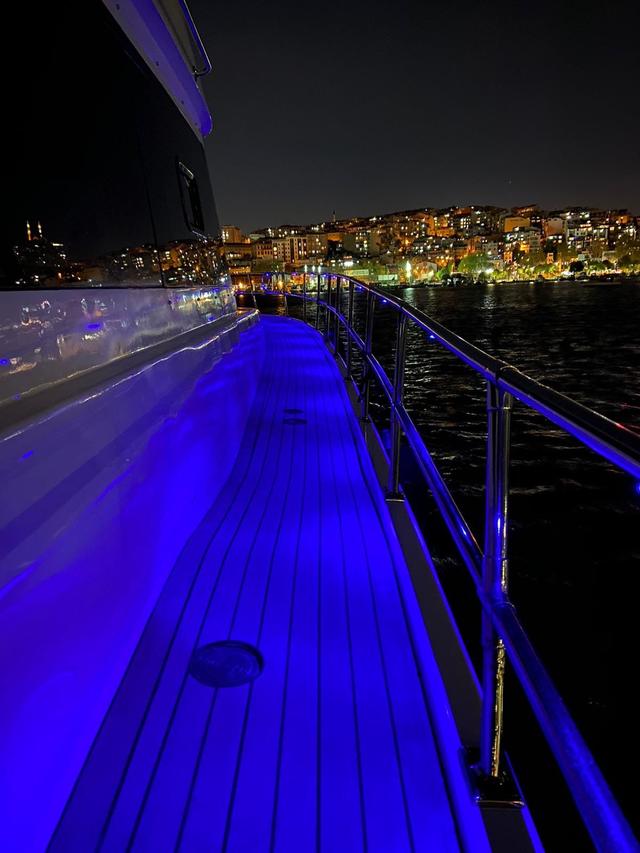 YACHT