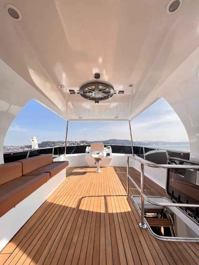 YACHT