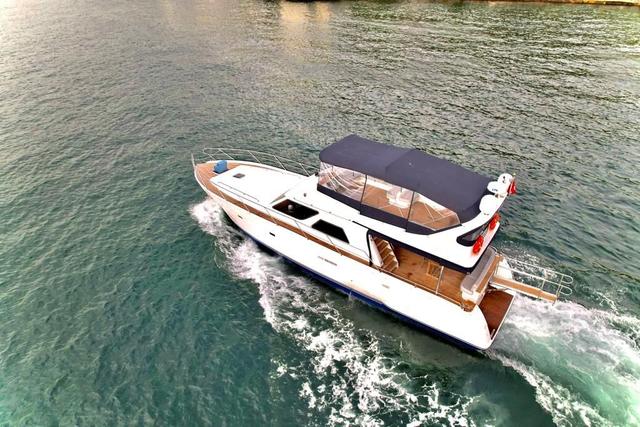YACHT