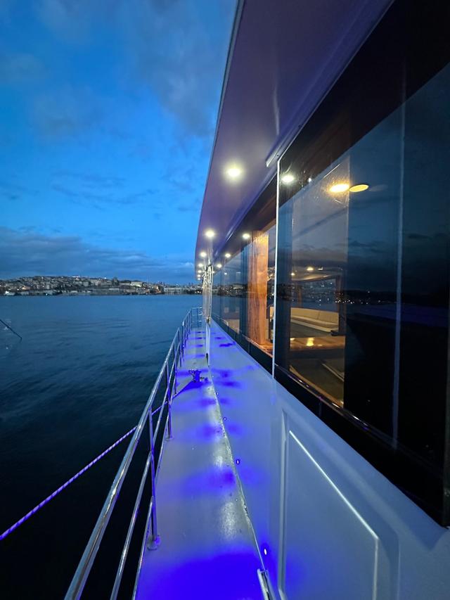 YACHT