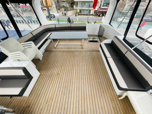 YACHT