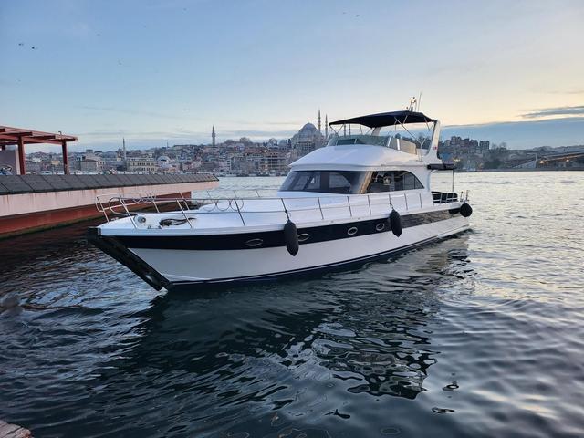 YACHT