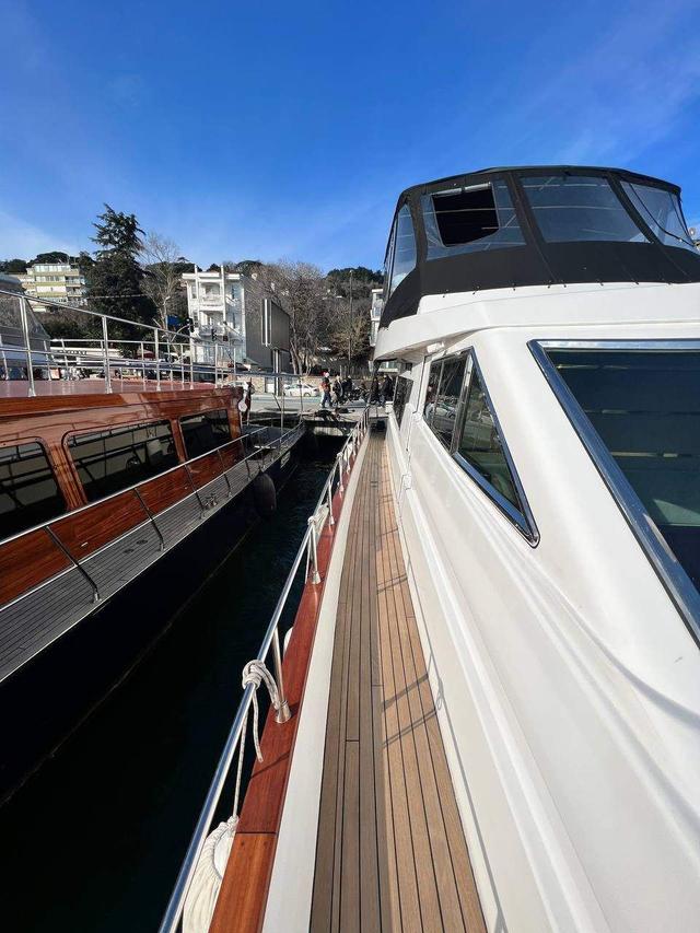 YACHT