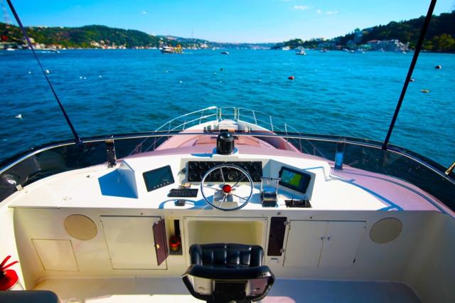 YACHT