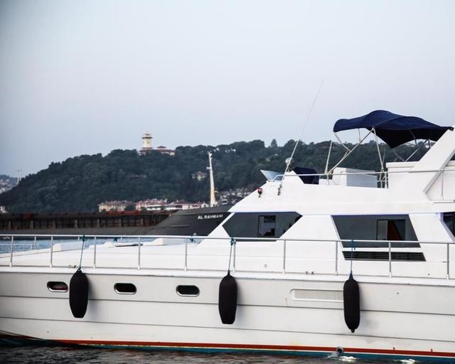 YACHT