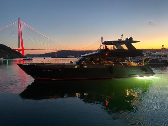 YACHT