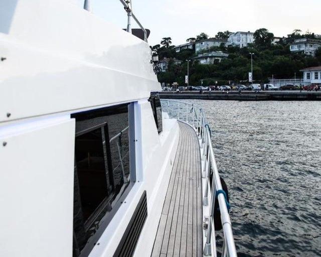 YACHT