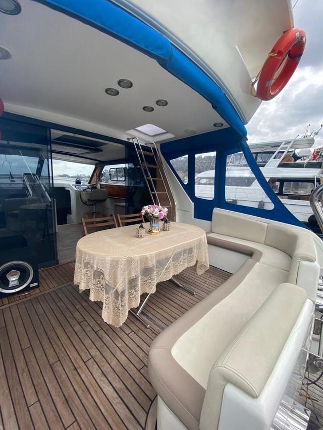 YACHT