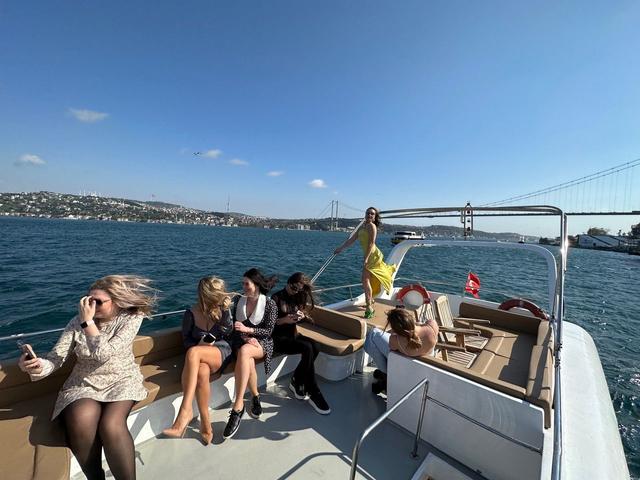 YACHT