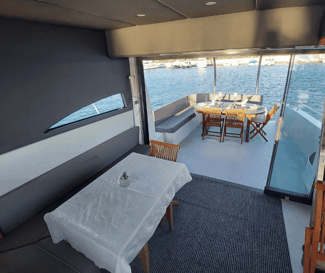 YACHT