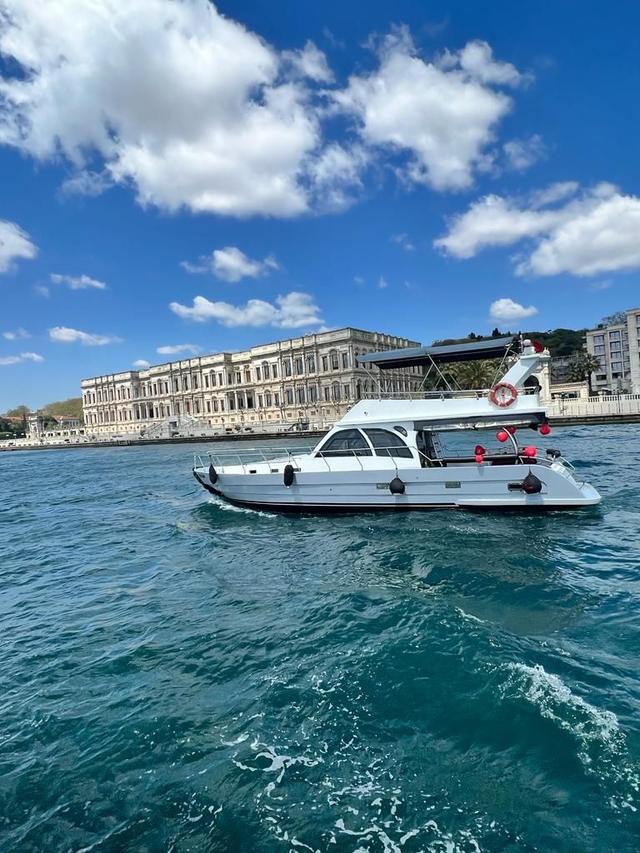 YACHT
