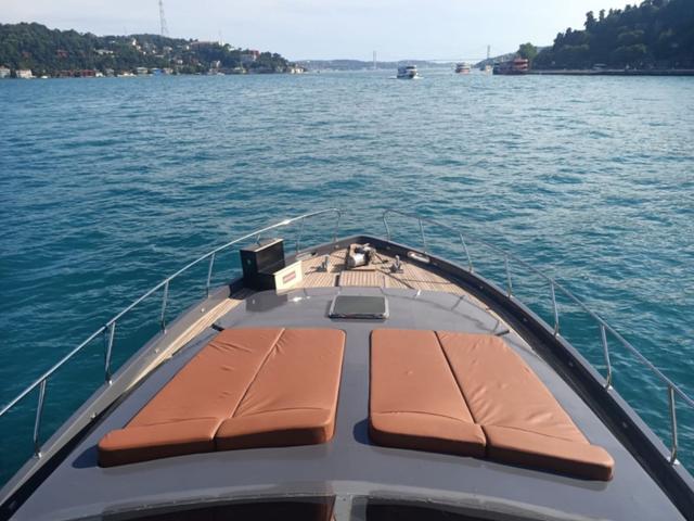 YACHT