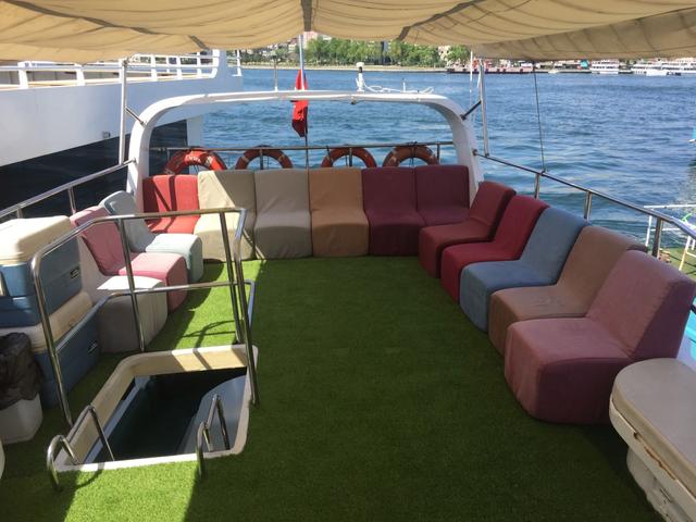 YACHT