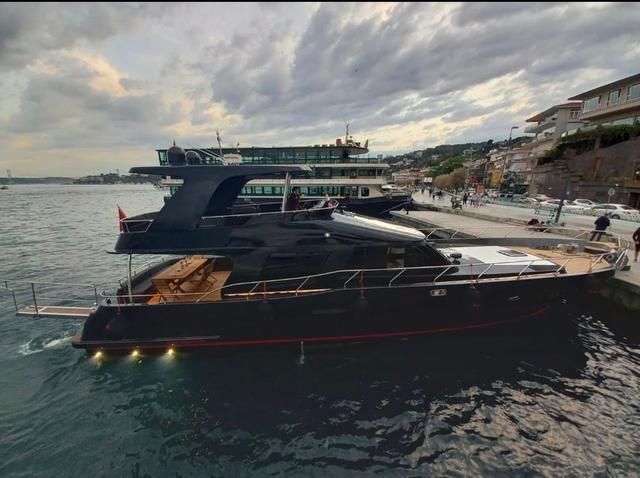 YACHT