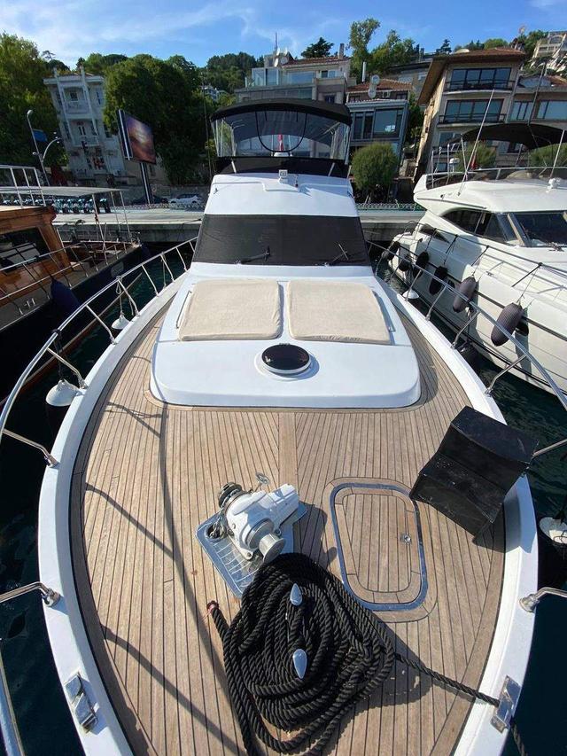 YACHT