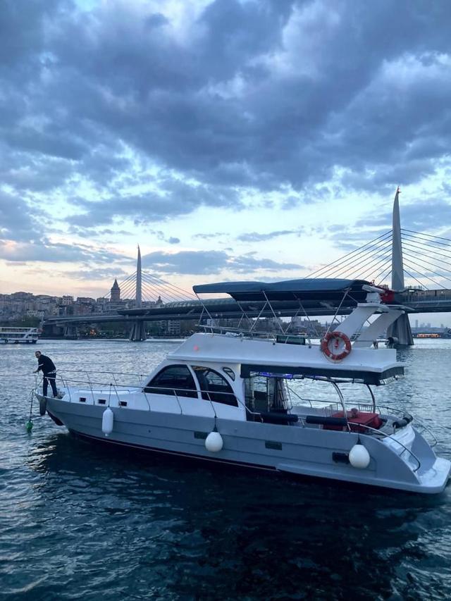YACHT