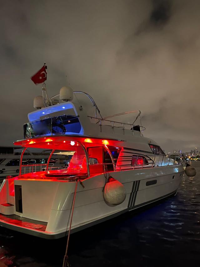 YACHT