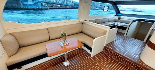YACHT