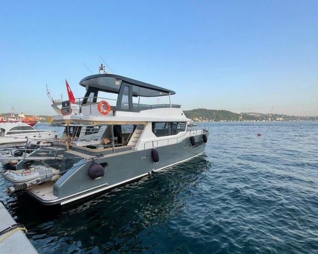 YACHT