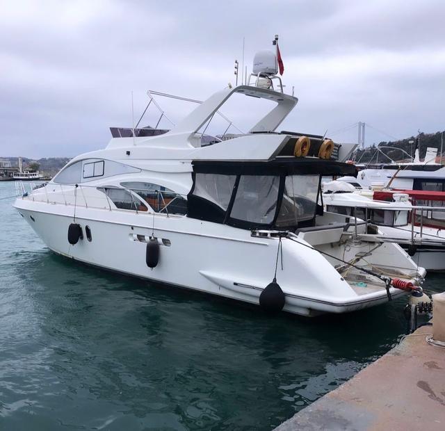 YACHT