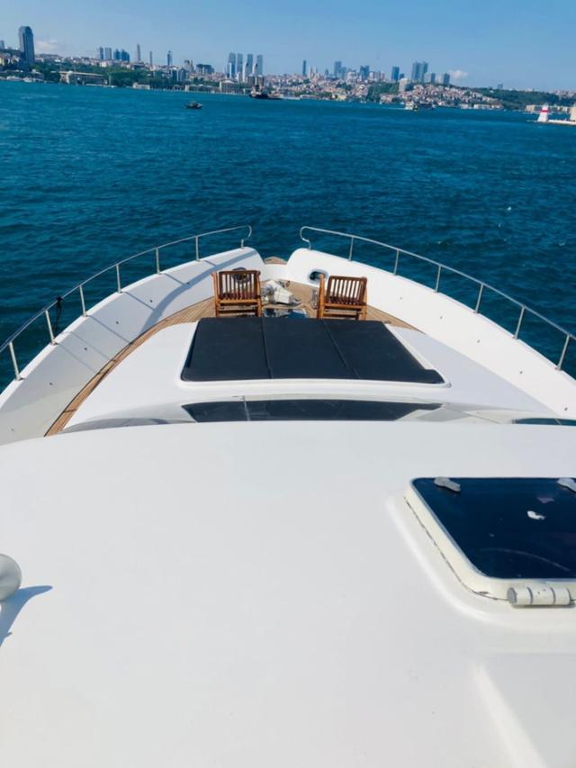 YACHT