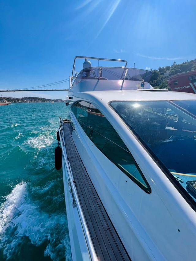 YACHT