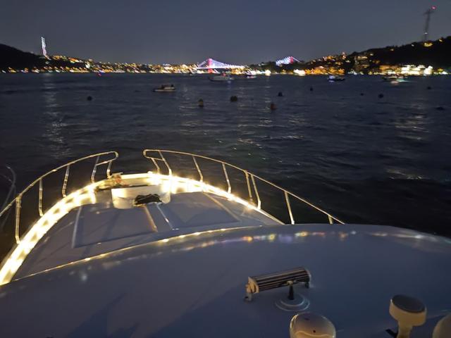 YACHT