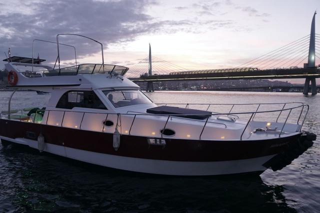 YACHT