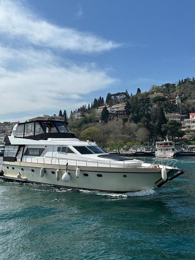 YACHT