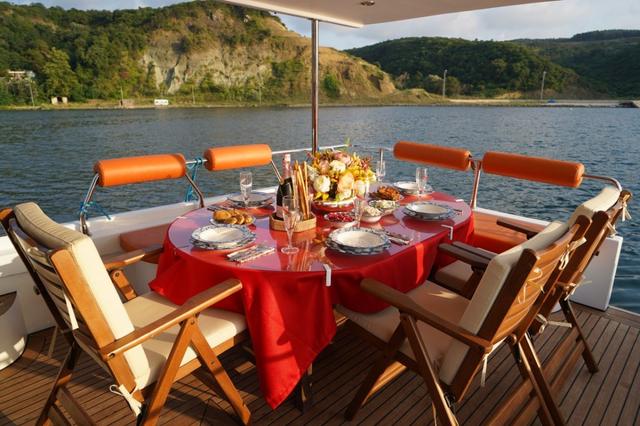 YACHT