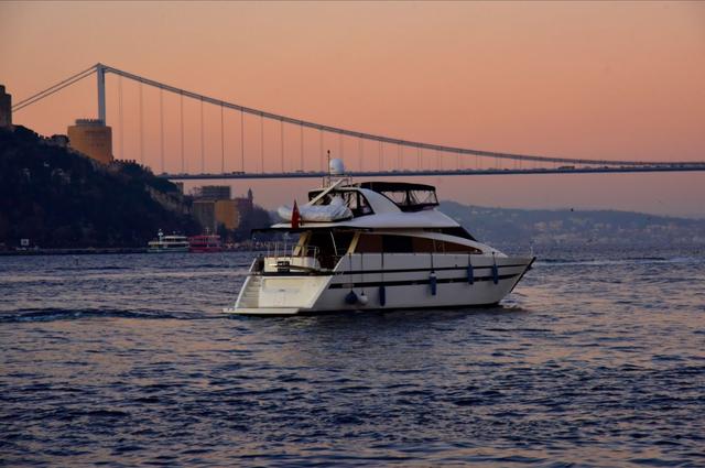 YACHT
