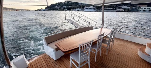 YACHT